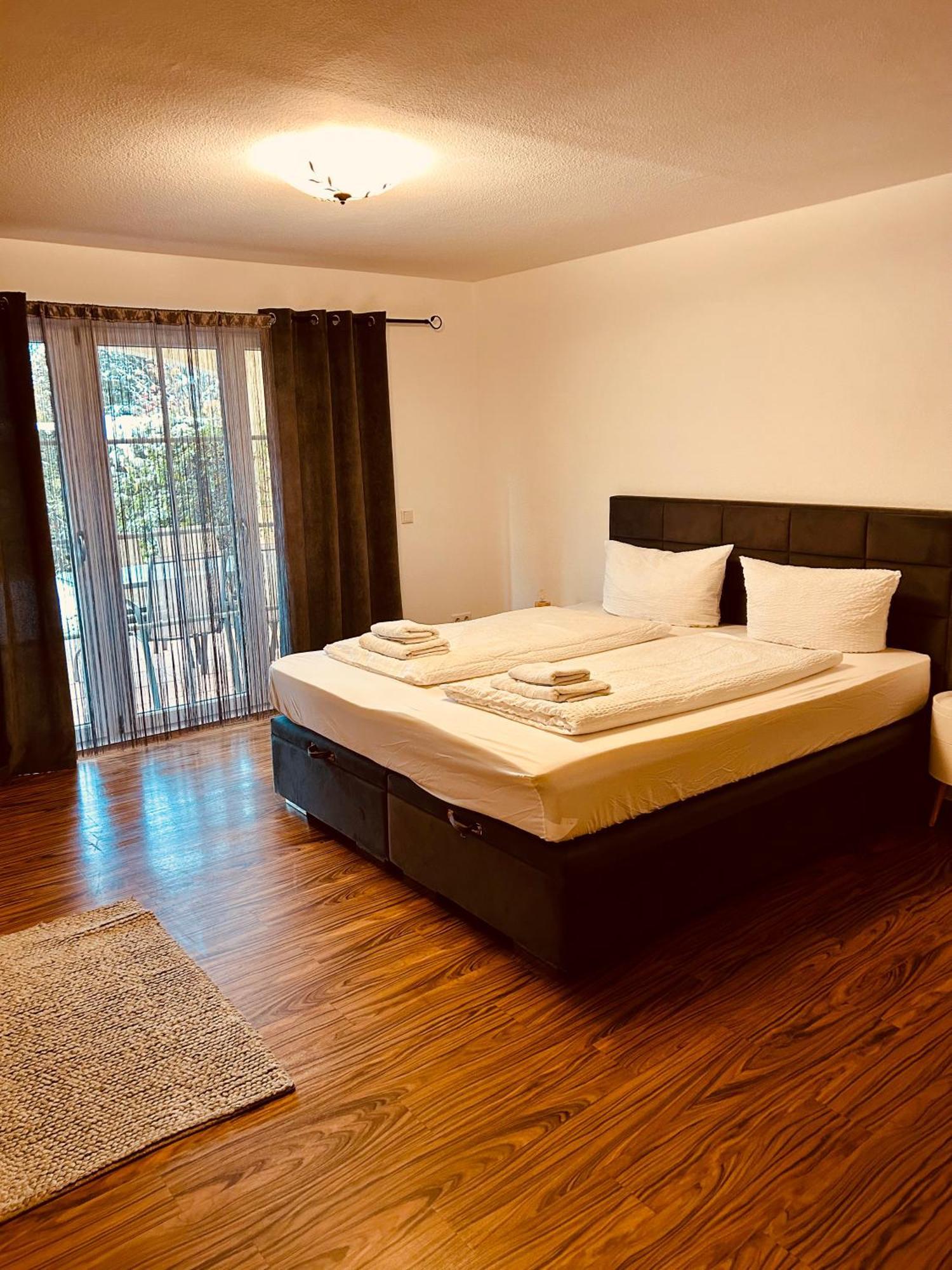 Apartments Maxim Rust Luaran gambar